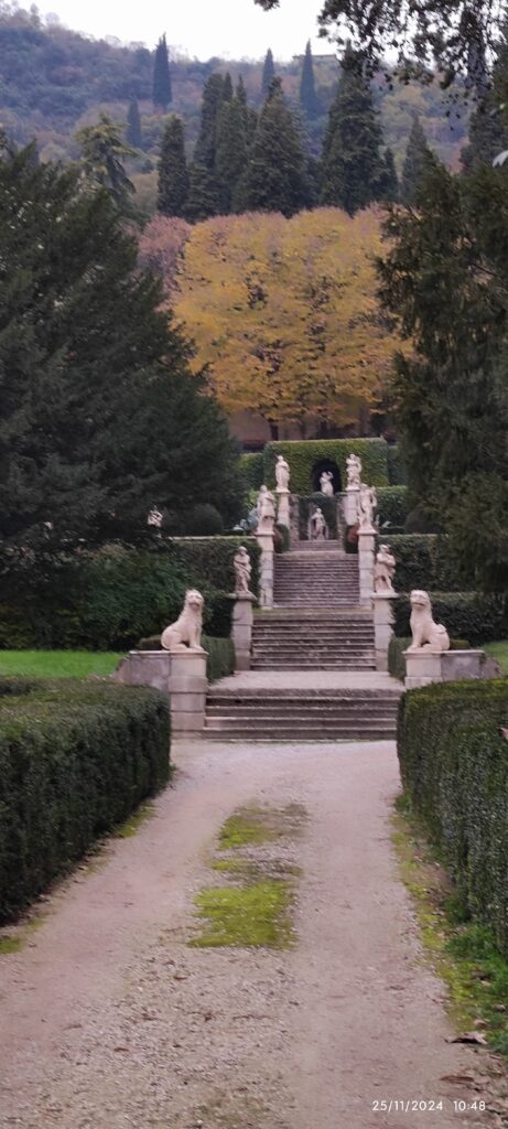 Questa immagine ha l'attributo alt vuoto; il nome del file è giardino-villa-trento-461x1024.jpg