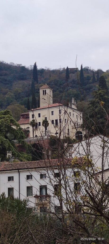 Questa immagine ha l'attributo alt vuoto; il nome del file è villa-trento-da-schio-1-461x1024.jpg